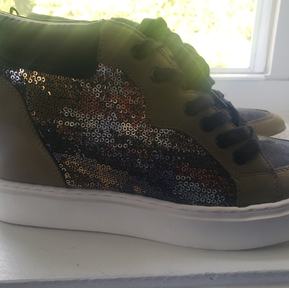 Shoe - Picture 3 of 5